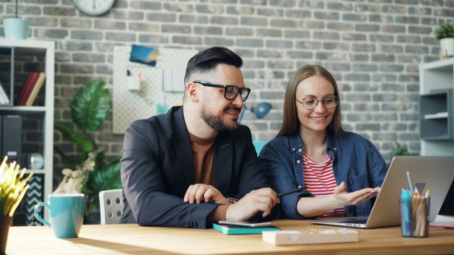 Ekspert Finansowy omawia z klientką możliwości uzyskania kredytu hipotecznego podczas indywidualnego spotkania.